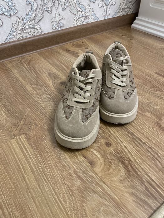 Krossovka qish bahor kiysa boʻladi issiqqina 2 marta kiyilgan