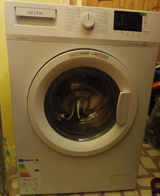 mașină de spălat rufe Arctic, model APL71224XLW0