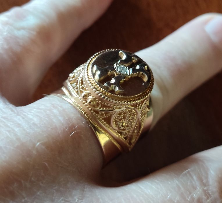 Золотое кольцо с бриллиантом