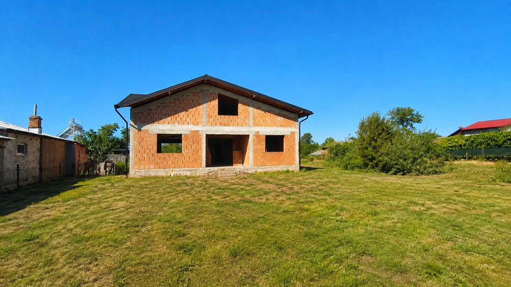 Casa la rosu ,3 camere + open space cu mansarda , constructie 2024 , 140mp ,teren 1500 mp , Sat Malaiesti ,PH la 15 min de oras, zona linistita