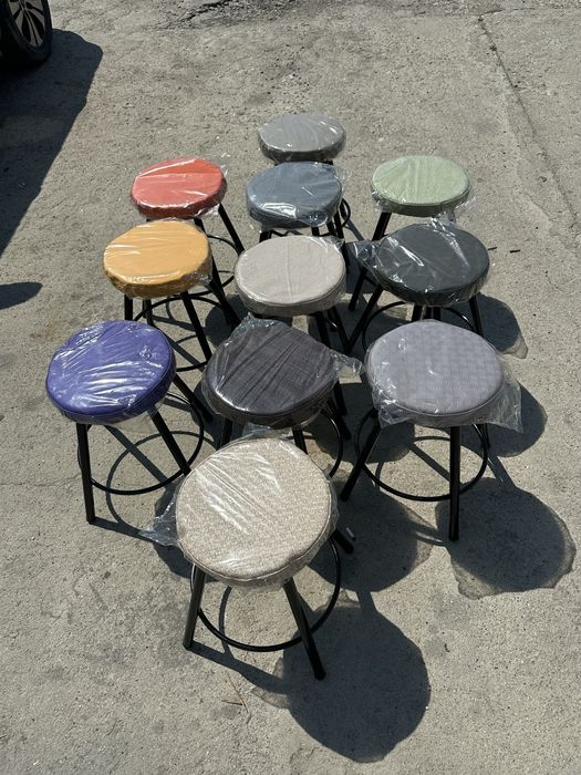 Табуретки с метални крака и мека седалка