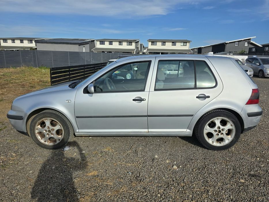 Vând VW Golf 4 1.6 benzină – 1.100 €