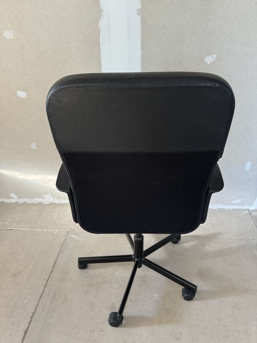 Офис стол черен.