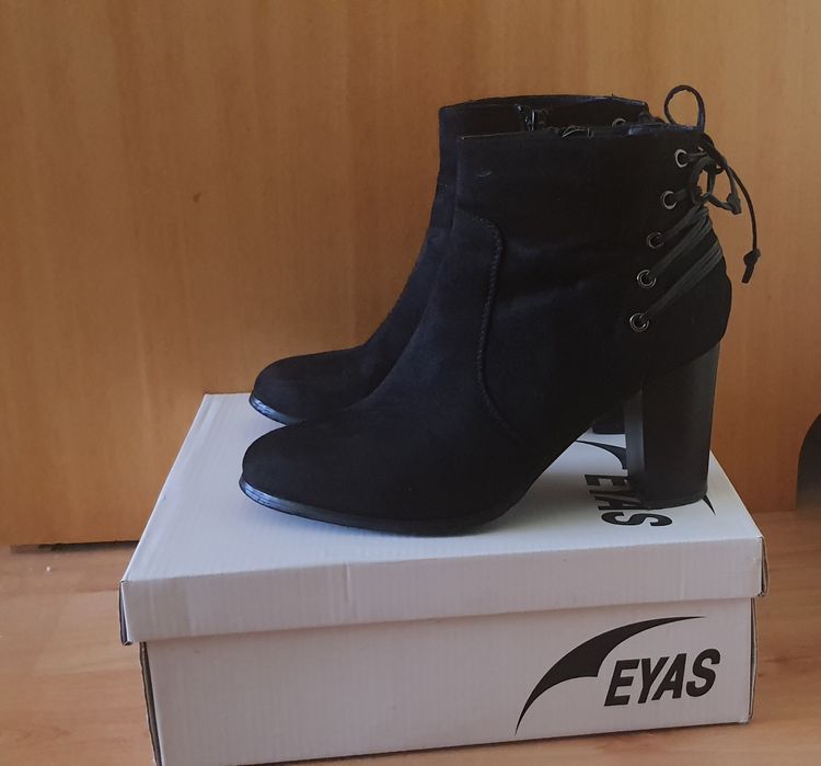 Дамски боти на ток