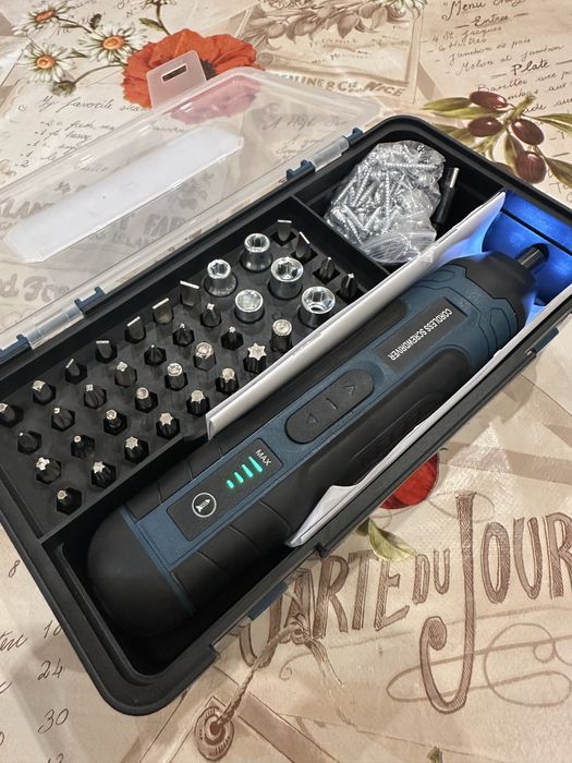 Акумулаторна отвертка 105 части 5Nm