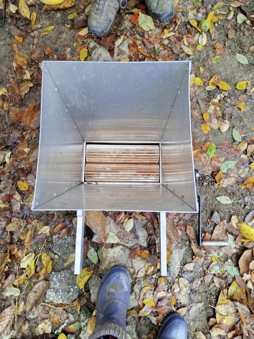 Vând zdrobitor de struguri manual din aluminiu