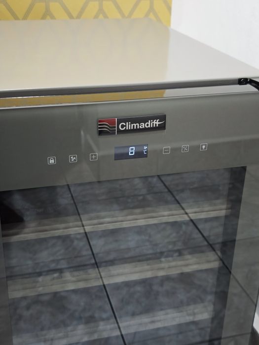 Racitor de vinuri Climadiff CLS31, compresor, 1 zona temperatura, 31 sticle