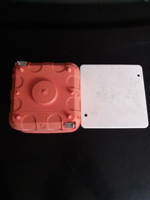 Doza derivatie pt.rigips,cu capac alb,Nou. Pret 20 lei. buc.