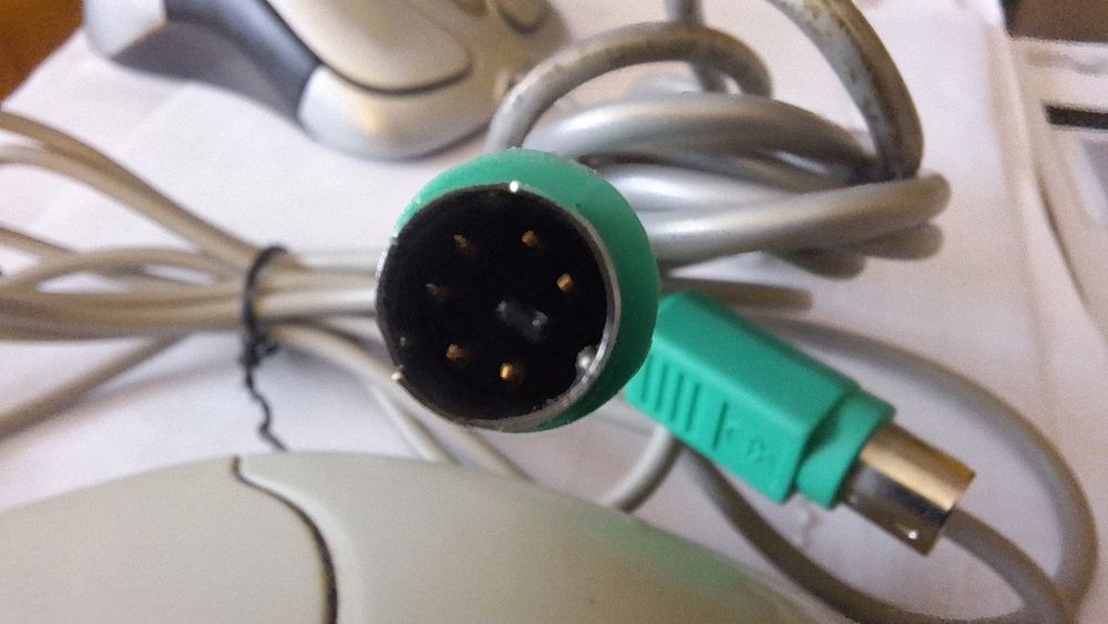 Продавам компютърни мишки 3 броя