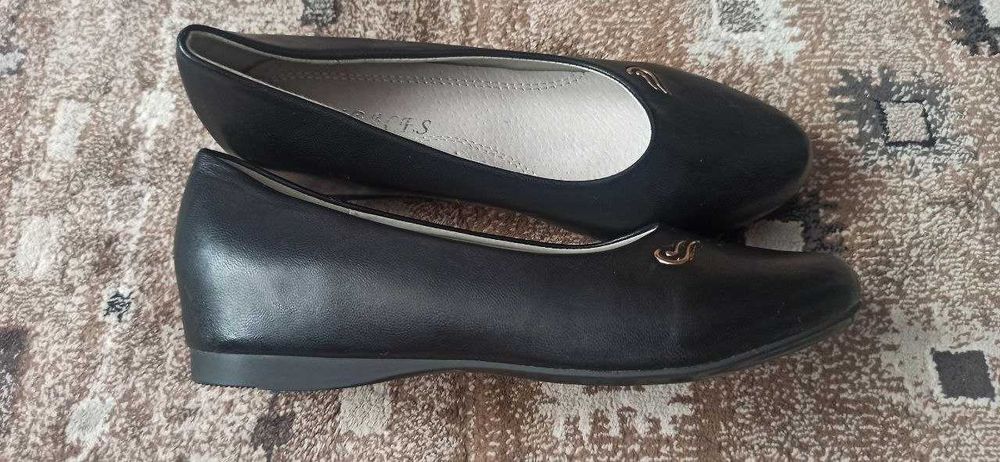 Продам обувь для девочки новая