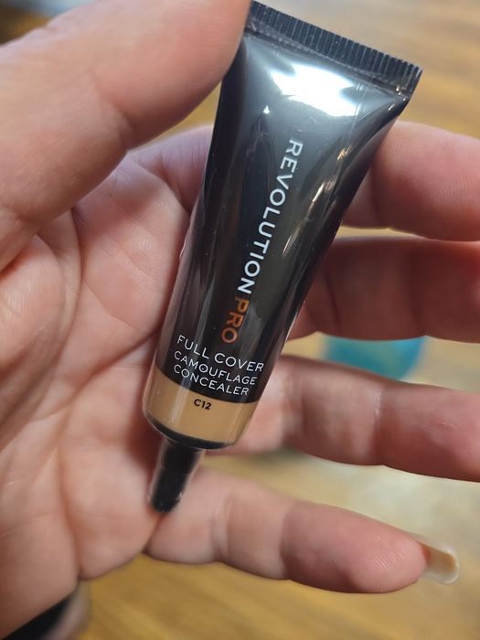 Продавам нов комплект грим Makeup Revolution / Revolution Pro