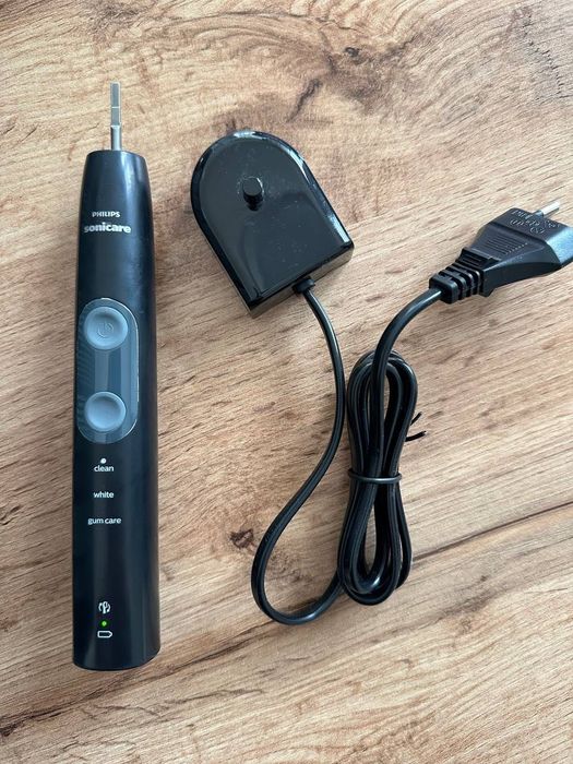 Електрическа четка за зъби PHILIPS SONICARE 5100