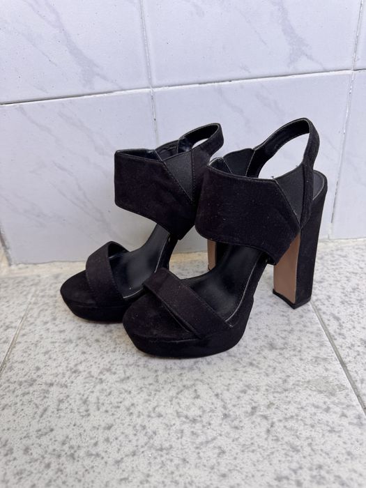 Сандали на висок ток