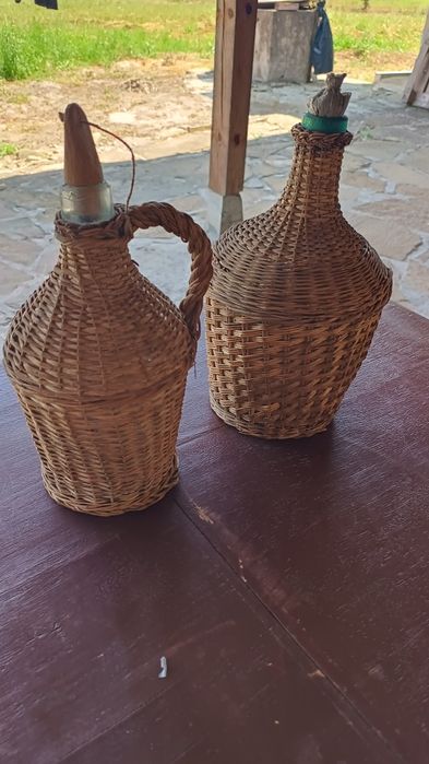 Продавам два броя стъклени дамаджани външно плетени от естествени материали