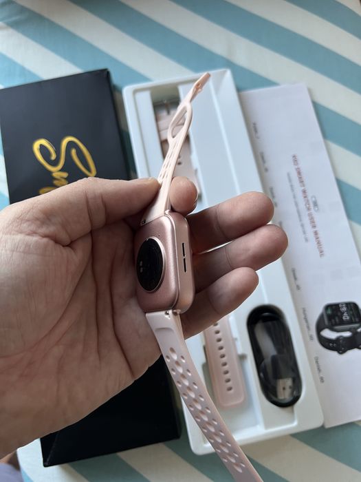 Vand smartwach in cutie cu toate accesoriile