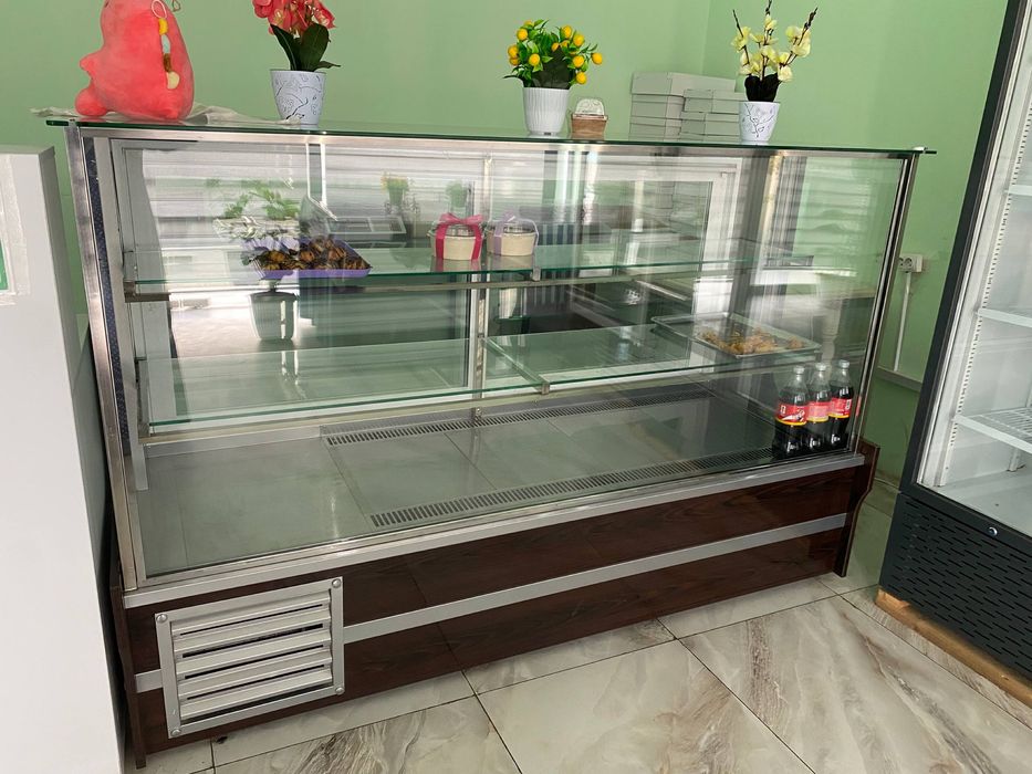Vitrina Xolodilnik tortga
