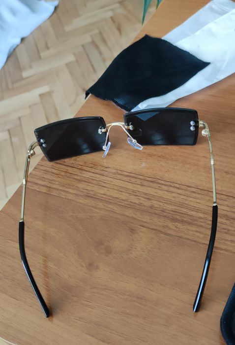 Слънчеви очила (черни и тъмно сини)