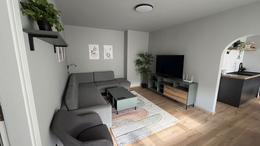 Дава се под наем Двустаен апартамент в Варна, Цветен квартал - 65 кв.м за 700 € - Снимка #2