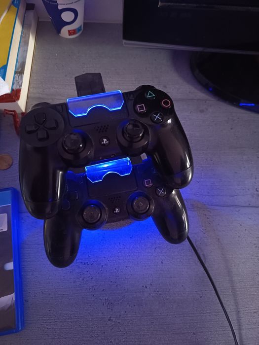 PS 4 ,500 GB,8 jocuri ,2 console