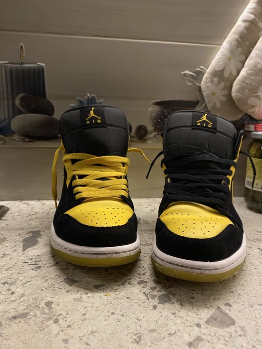 Jordan 1 mid black and yellow