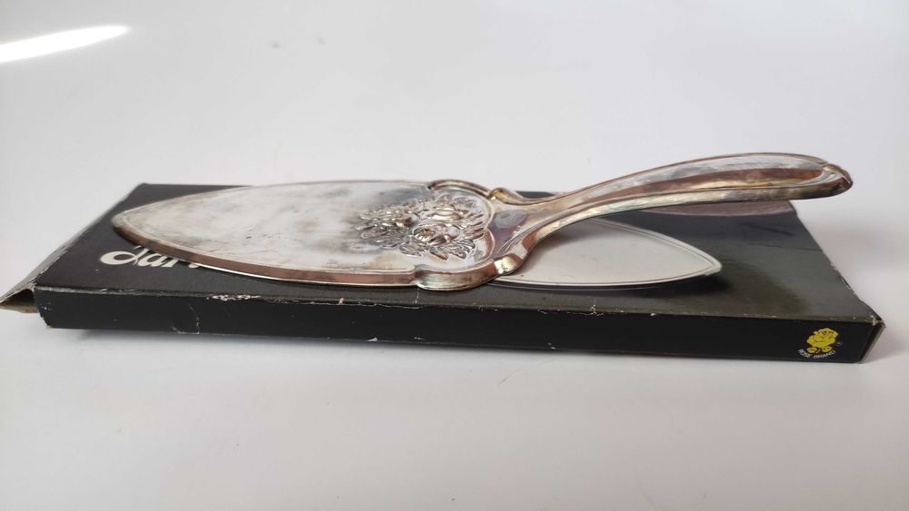 Посребрена шпатула за сервиране с релефни рози нова,в кутия