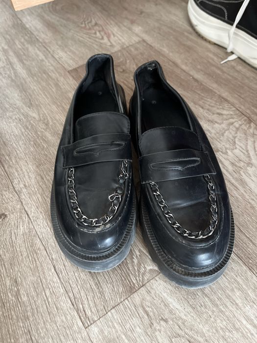 Лоферы - 37 размер. Очень удобные.