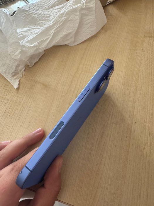 Vand sau schimb iPhone 16 impecabil pe fața si pe spate are cateva zgarieturi pe margini se poate vedea su in imagini.
