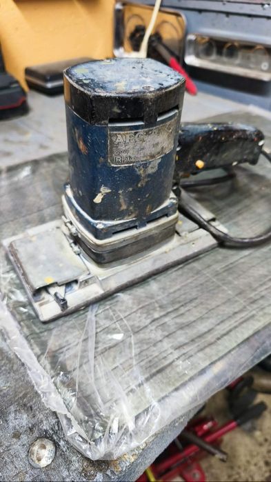 Vând slefuitor cu vibrații