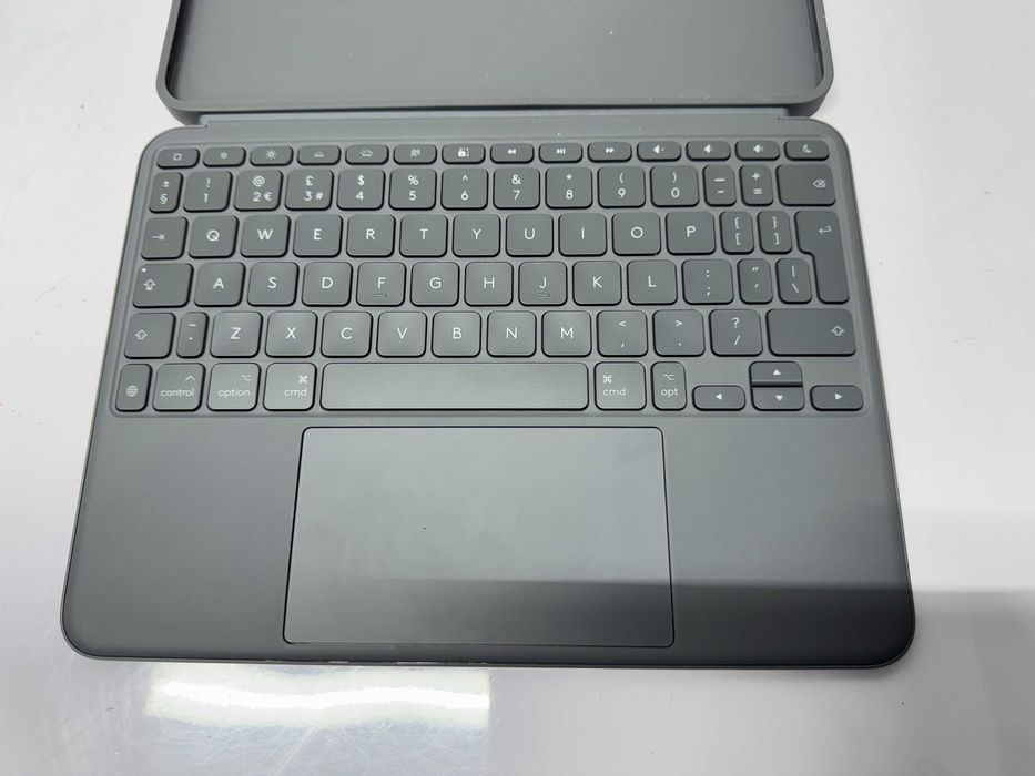 Клавиатура Logitech Combo Touch iPad Air 11-inch 5th Gen / M2