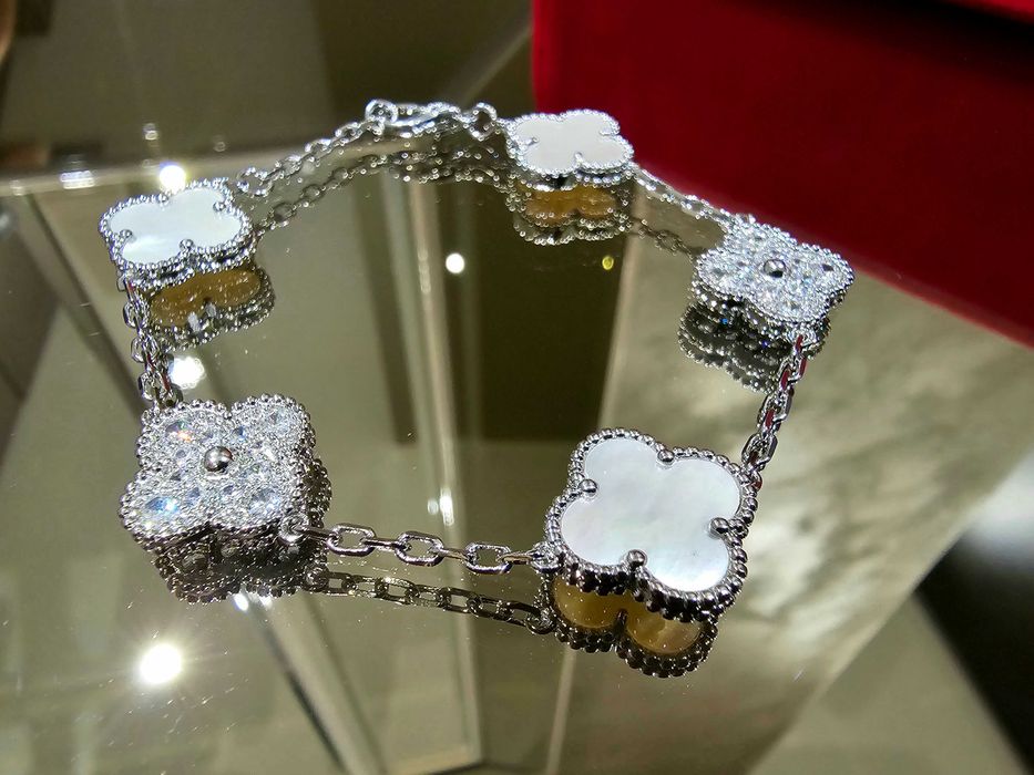 Van Cleef & Arpels VCA Silver Mother Diamond Alhambra Дамска Гривна