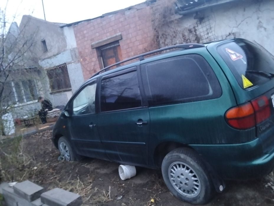 Продам Фольксваген Шаран объем 2 литра