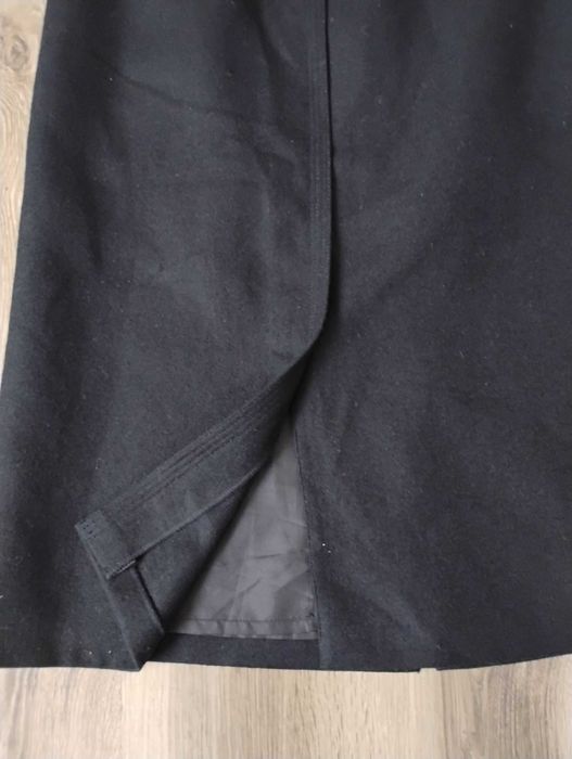 Черна вълнена пола