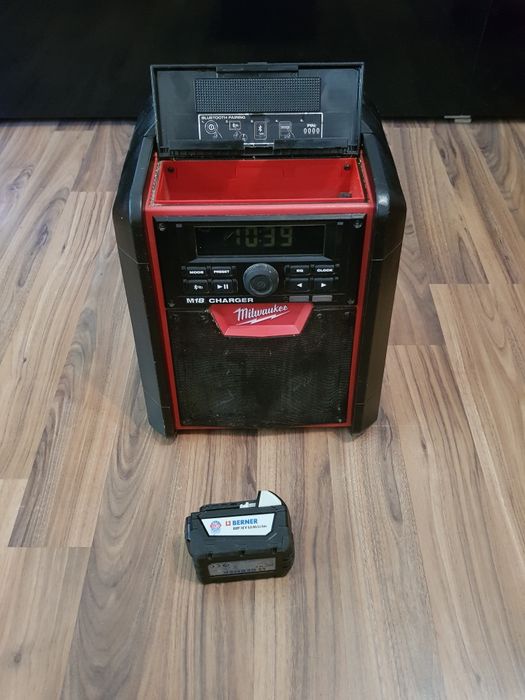 Radio Milwaukee M18 charger