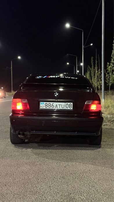 Машина BMW E36 автомобиль