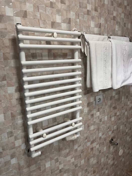 Vand lavoar + baterie, vas wc, calorifer perete, paravan dus, toate in stare buna