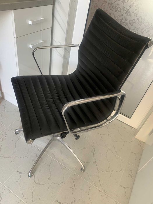 Продавам елегантен работен стол за бюро