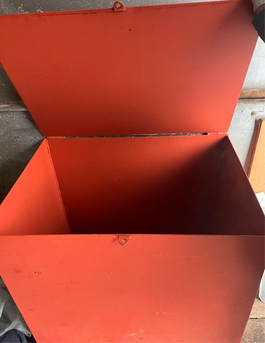 Металлический ящик для хранения.