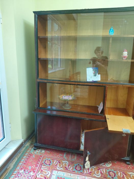 Biblioteca retro în stare bună cu dulap inferior si vitrina cu rafturi