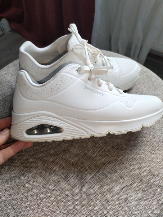 vând adidași skechers 38