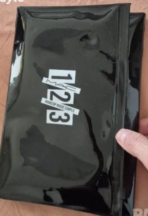 MAC Cosmetics несесер за грим