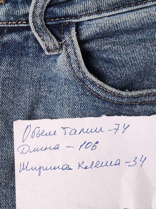 Джинсы  фирменные  .