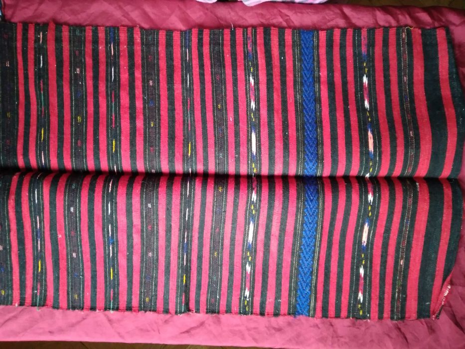 Китайско момиче в носия, руска кутийка, ретро телефон, кошничка, ваза