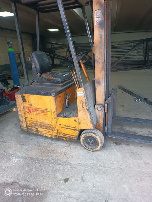 Vând stivuitor electric