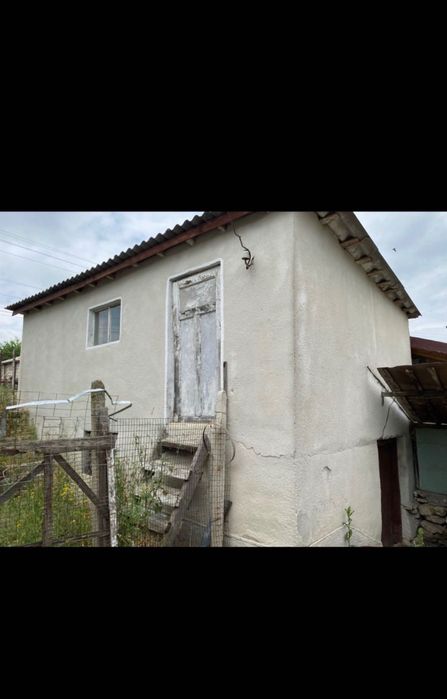 Къща с двор в с. Бенковски