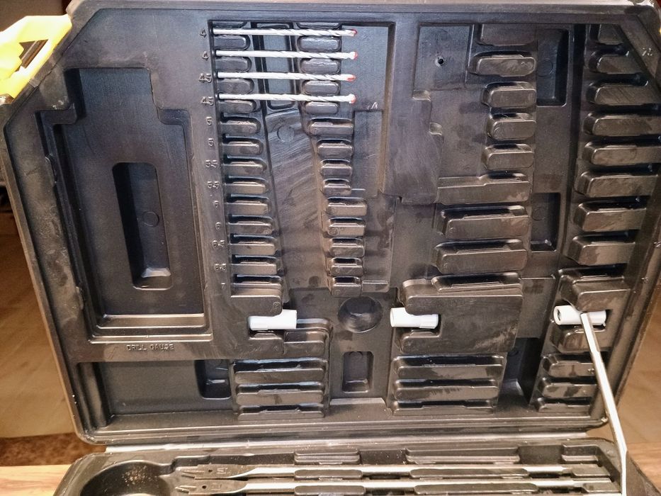 Cutie organizare accesorii,mai sunt 80 piese