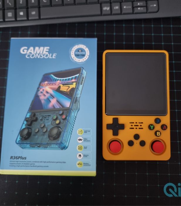 Consola de jocuri video portabilă retro R36s Plus, actualizată în 2025