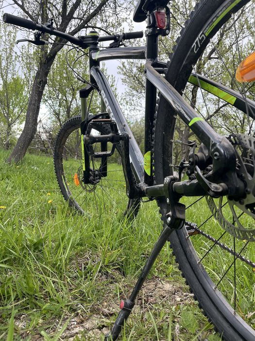Rockrider ST 530 de culoare neagră, cu accente verzi.