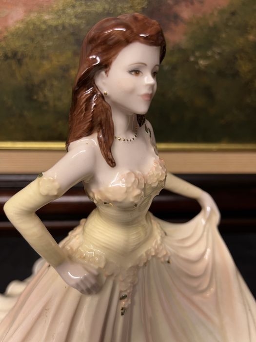 Красива,порцеланова фигура Coalport,2003 г.