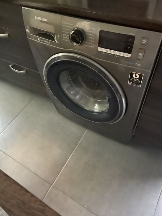 Vând mașină de spălat Samsung, capacitate 7 kg, cu Digital Inverter și Eco Bubble.