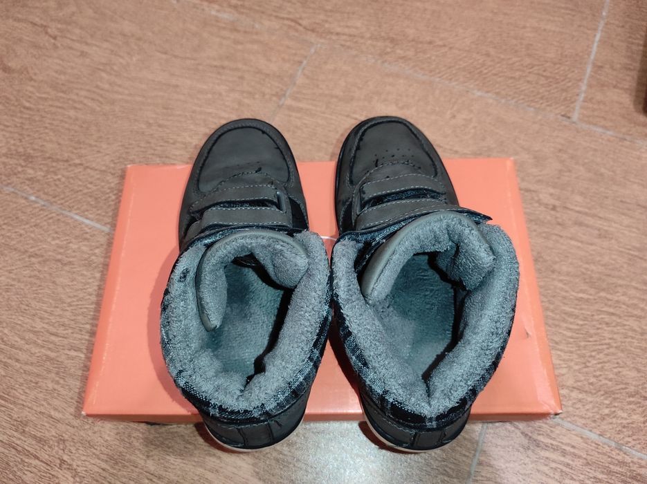 Боти ниски материал набук за Момче с велкро лепенки.